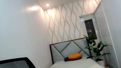 Snapshot of dollinheat chatting on 10/18/25, 08:53 Make me Happy online show from 10/18/25, 08:53