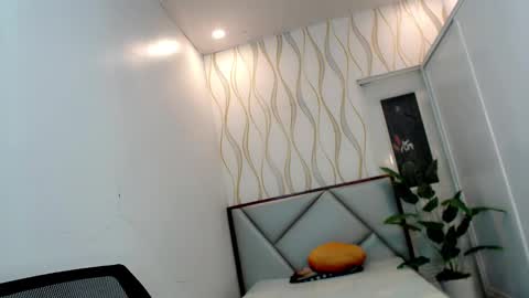 Snapshot of dollinheat chatting on 10/19/25, 07:36 Make me Happy online show from 10/19/25, 07:36