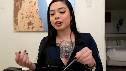 Snapshot of dolllface chatting on 01/23/25, 02:33 DOLLLFACE online show from 01/23/25, 02:33