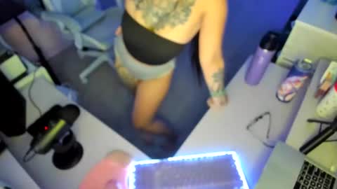 Snapshot of dolllface chatting on 09/20/25, 04:24 DOLLLFACE online show from 09/20/25, 04:24