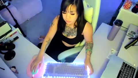 Snapshot of dolllface chatting on 10/04/25, 06:22 DOLLLFACE online show from 10/04/25, 06:22