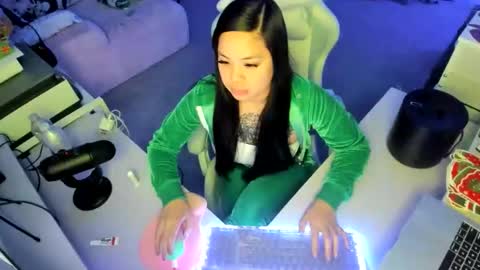 DOLLLFACE online show from 12/16/25, 06:18