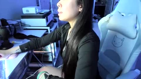 Snapshot of dolllface chatting on 03/19/26, 04:27 DOLLLFACE online show from 03/19/26, 04:27