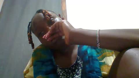 Snapshot of dollyvee chatting on 11/28/25, 03:14 dollyvee online show from 11/28/25, 03:14