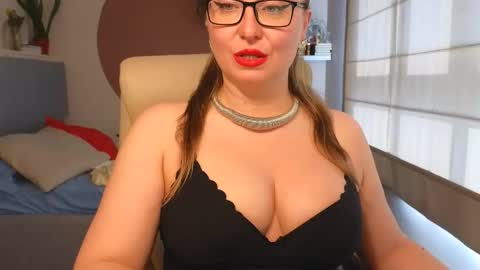 Snapshot of dom_mummy chatting on 06/02/26, 01:02 DOM MUMMY online show from 06/02/26, 01:02