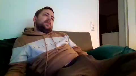 Snapshot of dombio_12 chatting on 02/28/25, 08:18 dombio_12 online show from 02/28/25, 08:18