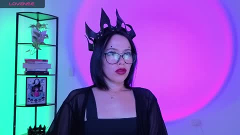 Snapshot of domgiirl chatting on 04/08/26, 04:40 Mistress online show from 04/08/26, 04:40