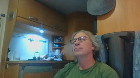 Snapshot of domiande chatting on 11/12/25, 08:52 domiande online show from 11/12/25, 08:52