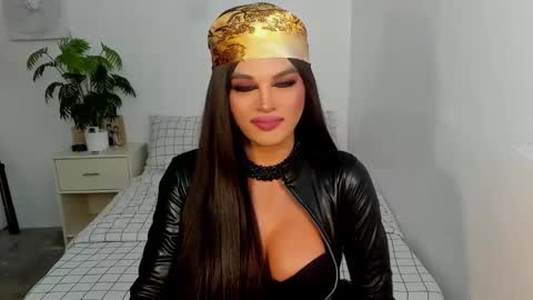 Snapshot of domina_angela chatting on 01/20/25, 04:32 ANGELA online show from 01/20/25, 04:32