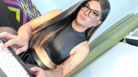 Snapshot of domina_angela chatting on 10/16/25, 06:31 ANGELA online show from 10/16/25, 06:31