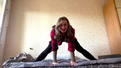 Mia online show from 04/06/26, 08:15