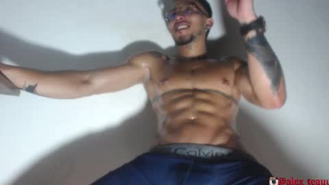 Snapshot of dominic_donnovan chatting on 11/17/25, 08:42 DOMI online show from 11/17/25, 08:42