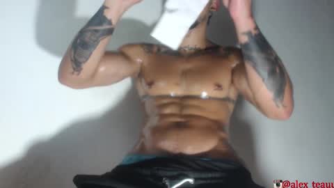 Snapshot of dominic_donnovan chatting on 11/19/25, 08:36 DOMI online show from 11/19/25, 08:36