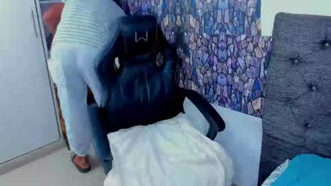 Snapshot of dominic_smith_ chatting on 02/16/25, 02:20 dominic_smith_ online show from 02/16/25, 02:20