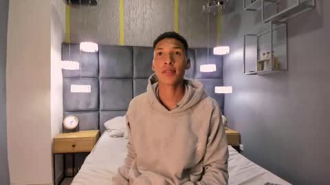 Snapshot of domminick18 chatting on 10/25/25, 12:02 Domminick18 online show from 10/25/25, 12:02