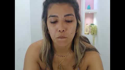 Snapshot of dona_tella chatting on 09/11/25, 04:40 dona_tella online show from 09/11/25, 04:40