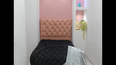 Snapshot of dona_tella chatting on 09/12/25, 08:42 dona_tella online show from 09/12/25, 08:42