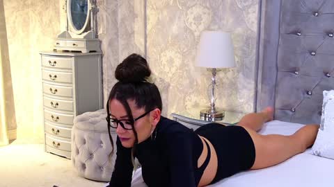 Snapshot of donna_klein chatting on 01/27/25, 10:38 Donna online show from 01/27/25, 10:38