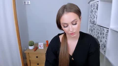 Snapshot of donnasensual chatting on 12/19/25, 05:42 DonnaSensual online show from 12/19/25, 05:42