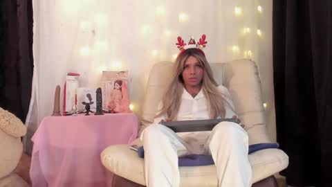 Snapshot of dorian_lev chatting on 12/22/24, 03:00 Nicolle online show from 12/22/24, 03:00