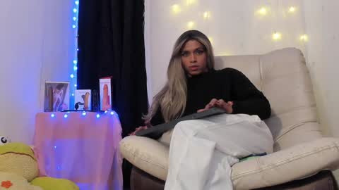 Snapshot of dorian_lev chatting on 01/04/25, 02:25 Nicolle online show from 01/04/25, 02:25