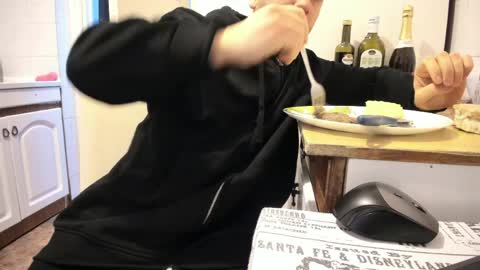 Snapshot of doriancretu95 chatting on 03/28/26, 10:26 menu below online show from 03/28/26, 10:26