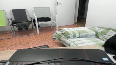 Snapshot of doriancretu95 chatting on 04/07/26, 01:00 menu below online show from 04/07/26, 01:00