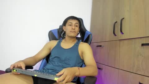 Snapshot of dorman_boy chatting on 12/19/25, 02:40 dorman_boy online show from 12/19/25, 02:40