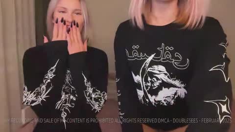 Snapshot of doublesees chatting on 03/12/25, 02:01 MOLLYYYY dont forget to give me a thumb up online show from 03/12/25, 02:01