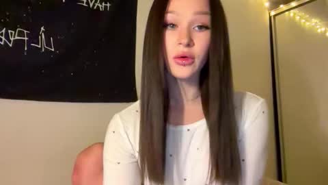 Snapshot of doublesees chatting on 11/03/25, 01:34 MOLLYYYY dont forget to give me a thumb up online show from 11/03/25, 01:34