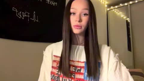 Snapshot of doublesees chatting on 11/04/25, 12:37 MOLLYYYY dont forget to give me a thumb up online show from 11/04/25, 12:37