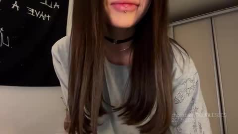 Snapshot of doublesees chatting on 03/20/26, 12:32 MOLLYYYY dont forget to give me a thumb up online show from 03/20/26, 12:32