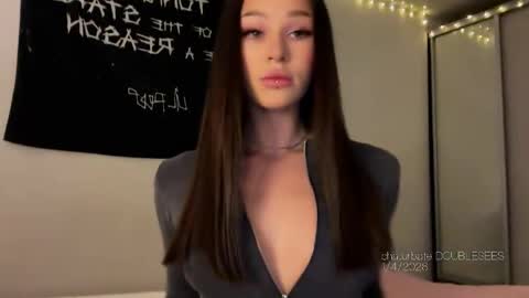 Snapshot of doublesees chatting on 04/01/26, 10:49 MOLLYYYY dont forget to give me a thumb up online show from 04/01/26, 10:49