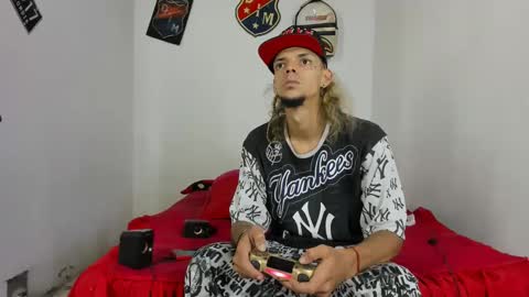 Snapshot of douglas_gallegos chatting on 02/27/25, 07:44 douglas_gallegos online show from 02/27/25, 07:44