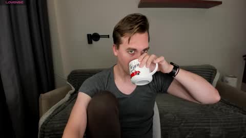 Snapshot of dr_your_dream chatting on 10/25/25, 08:36 Mervin online show from 10/25/25, 08:36