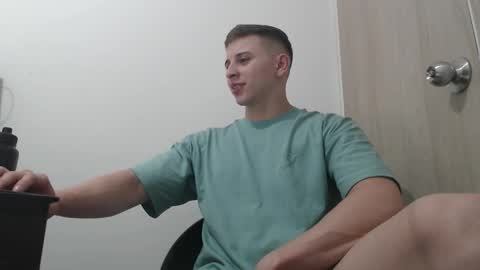 Snapshot of draco_boy2000 chatting on 10/31/25, 09:38 draco_boy2000 online show from 10/31/25, 09:38