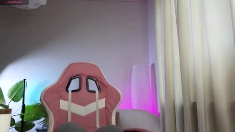 Snapshot of dragon_ink chatting on 11/27/25, 06:37 Lisbeth Salander online show from 11/27/25, 06:37