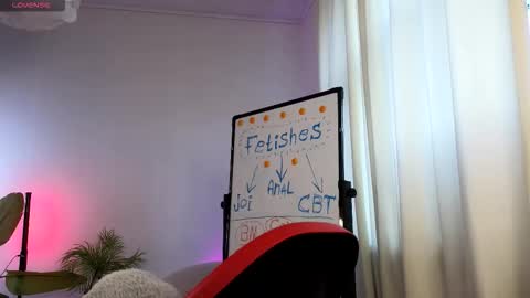 Snapshot of dragon_ink chatting on 12/14/25, 05:35 Lisbeth Salander online show from 12/14/25, 05:35