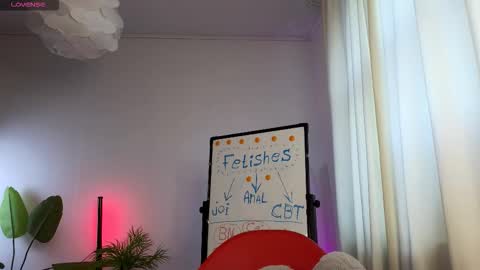 Snapshot of dragon_ink chatting on 12/16/25, 06:18 Lisbeth Salander online show from 12/16/25, 06:18