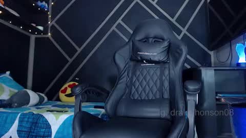 Snapshot of drake_jhonson08 chatting on 01/16/26, 06:17 Drake online show from 01/16/26, 06:17