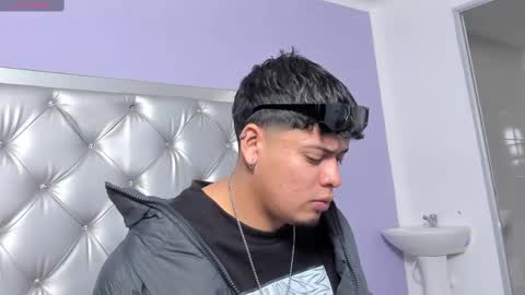 Snapshot of drakenn_ chatting on 10/20/25, 12:05 drakeeee online show from 10/20/25, 12:05