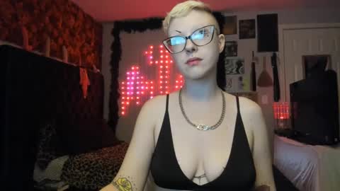 Snapshot of dreagentry chatting on 12/04/24, 05:05 Your Majesty online show from 12/04/24, 05:05