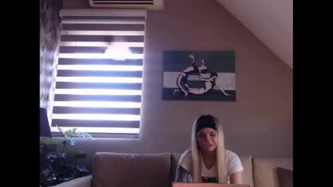 A girl online show from 02/19/25, 11:28