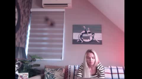 A girl online show from 11/28/25, 08:06