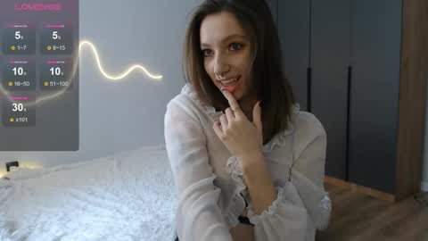 Snapshot of dreamhale chatting on 02/17/25, 09:13  Hello im Eva  online show from 02/17/25, 09:13