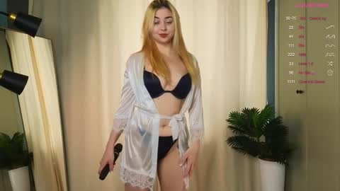 Snapshot of dreamhannah chatting on 10/17/25, 10:07 Hannah online show from 10/17/25, 10:07