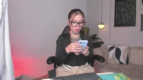 Snapshot of dreamleah_ chatting on 09/22/25, 05:09 dreamleah_ online show from 09/22/25, 05:09