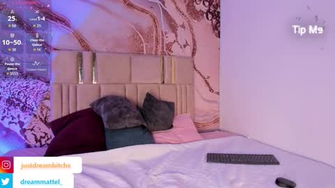 Snapshot of dreammatell_ chatting on 10/25/25, 04:09 Dream Matell online show from 10/25/25, 04:09