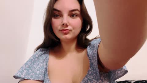 Snapshot of dreamyblushfairy chatting on 12/01/24, 04:29 Mila online show from 12/01/24, 04:29