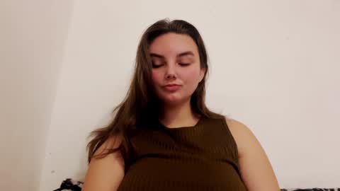 Snapshot of dreamyblushfairy chatting on 12/04/24, 12:25 Mila online show from 12/04/24, 12:25